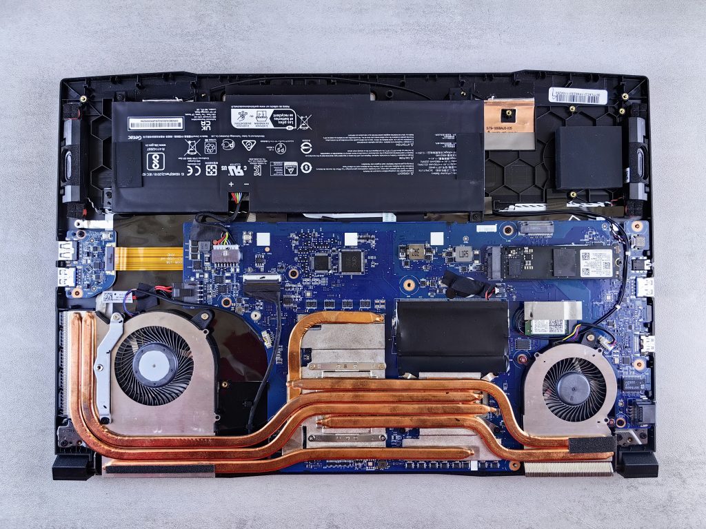 Externe SSD – kompakter Speicher neben einem Laptop