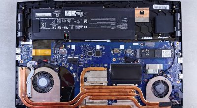 Externe SSD – kompakter Speicher neben einem Laptop