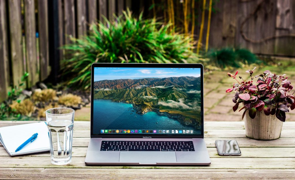 Laptop bis 400 Euro – günstiges Notebook auf dem Schreibtisch