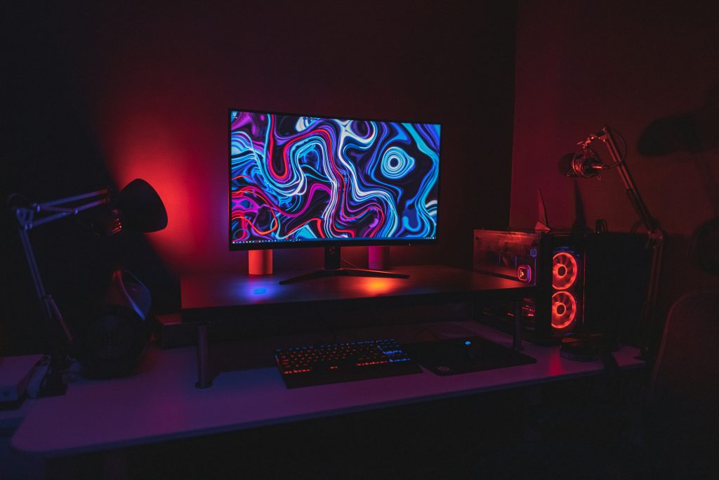 Schreibtisch mit Monitor, Tastatur und Maus – Laptop-Zubehör als Geschenk