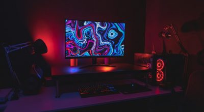 Schreibtisch mit Monitor, Tastatur und Maus – Laptop-Zubehör als Geschenk