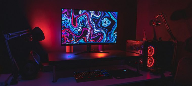 Schreibtisch mit Monitor, Tastatur und Maus – Laptop-Zubehör als Geschenk
