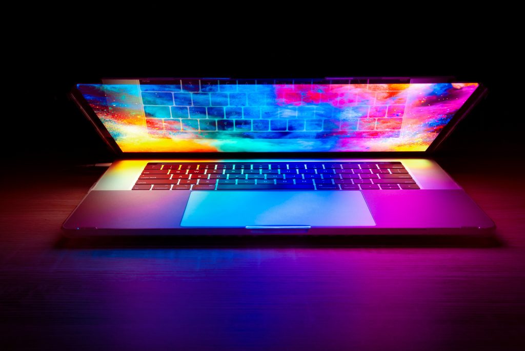 Gaming-Laptop für Studenten – Notebook auf dem Schreibtisch