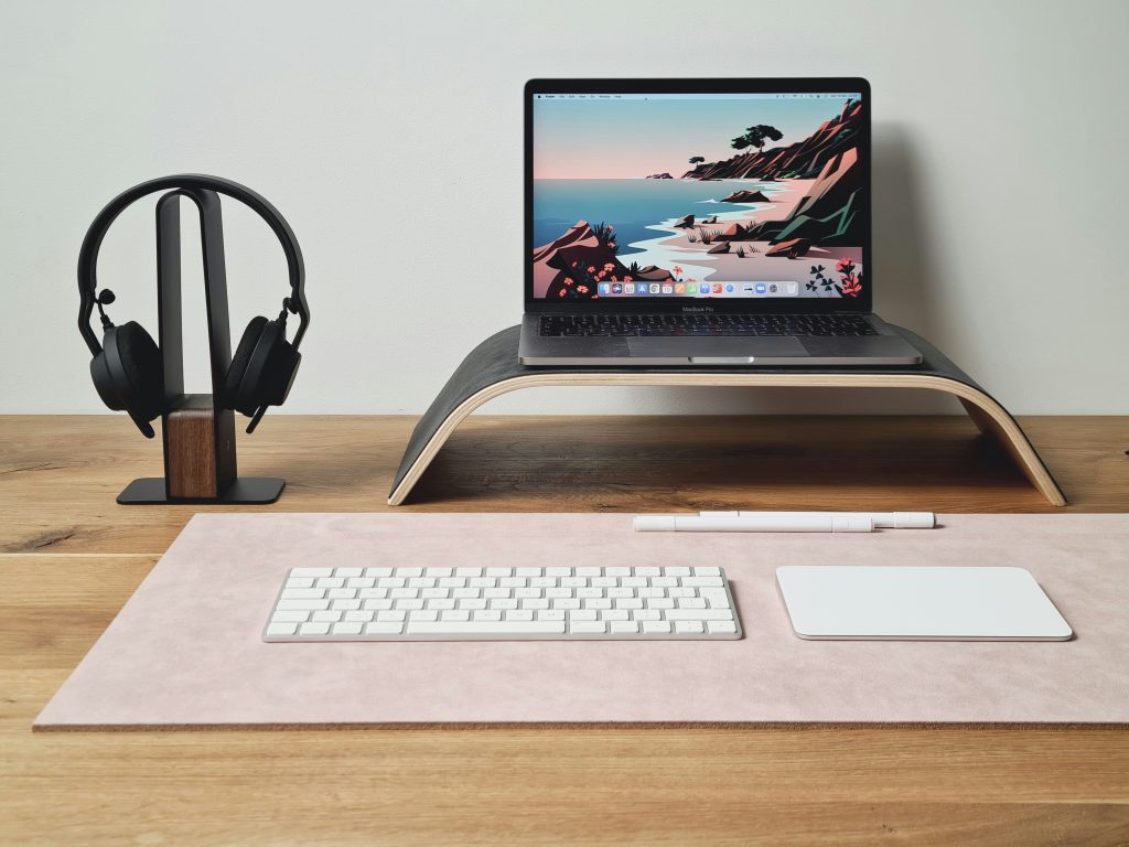 Laptopständer – Notebook erhöht auf dem Schreibtisch