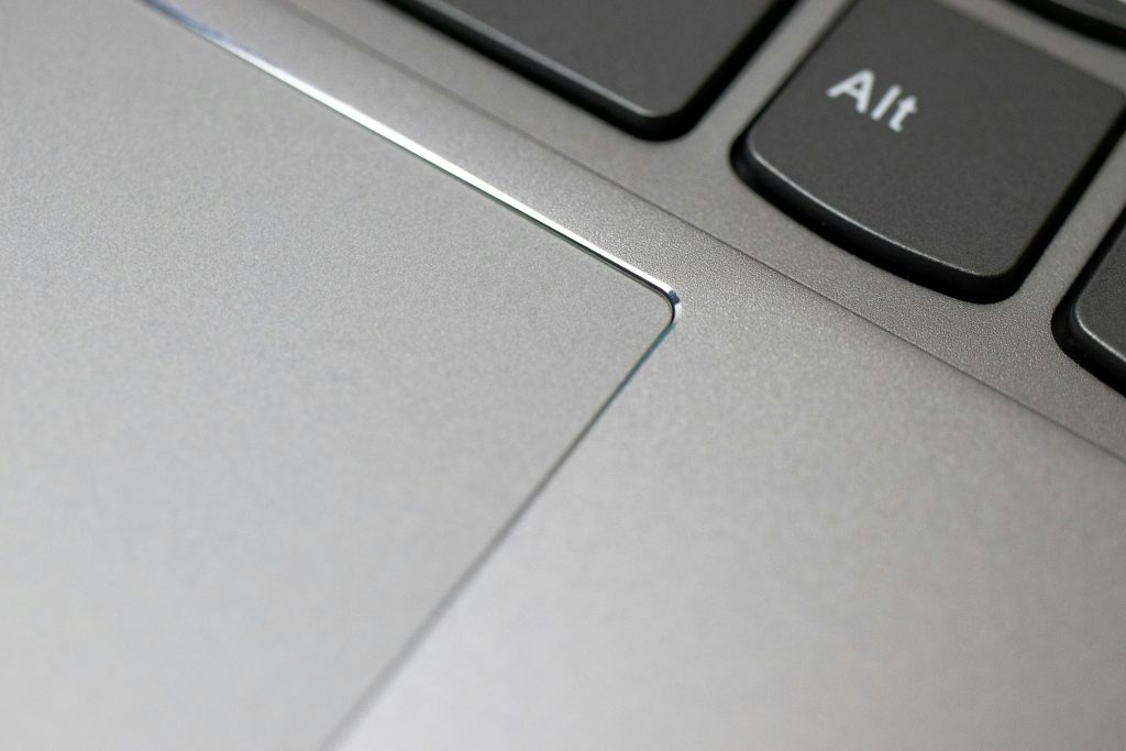 Laptop-Touchpad funktioniert nicht – Hand auf dem Touchpad eines Notebooks