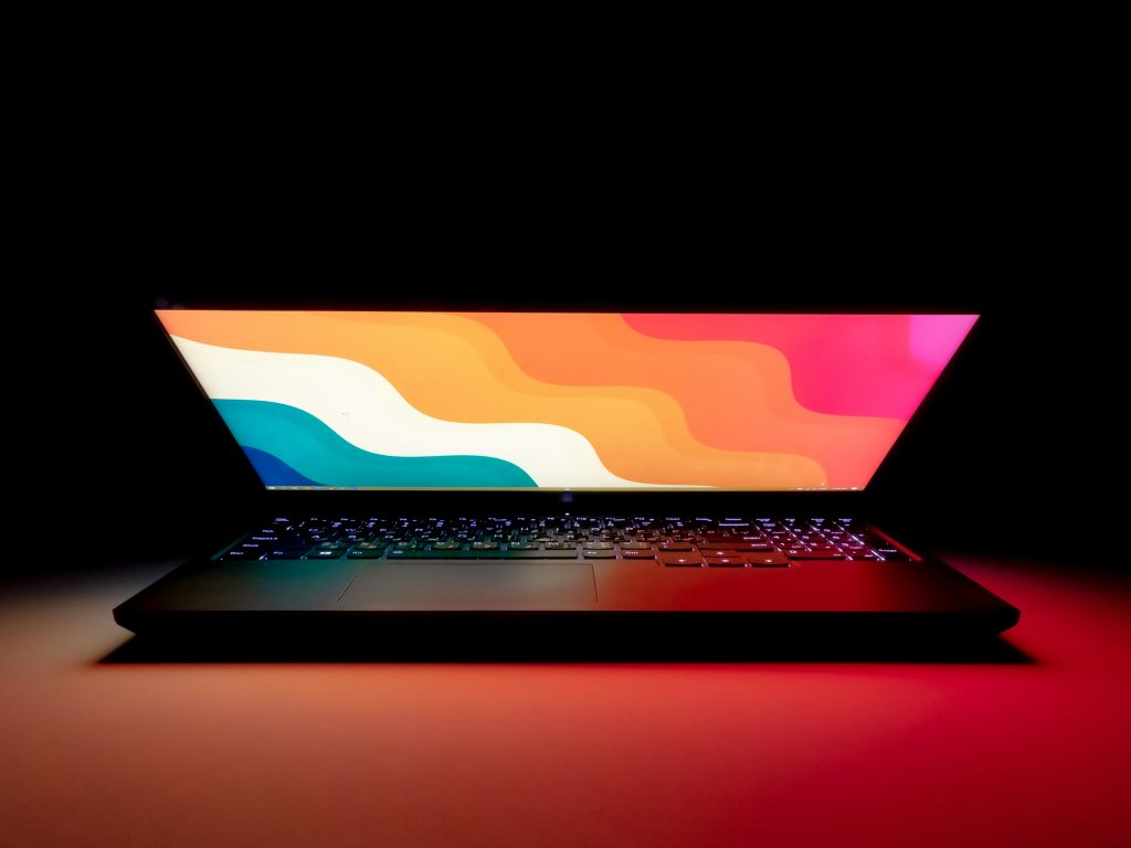 Laptop unter 600 Euro – schlankes Notebook auf dem Schreibtisch