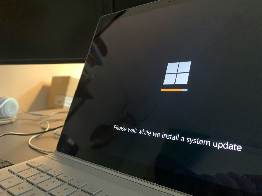 Laptop langsam nach Update – Notebook mit Windows-Update-Bildschirm