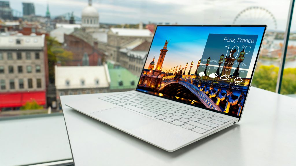 Laptop unter 700 Euro – Notebook im Homeoffice auf dem Schreibtisch