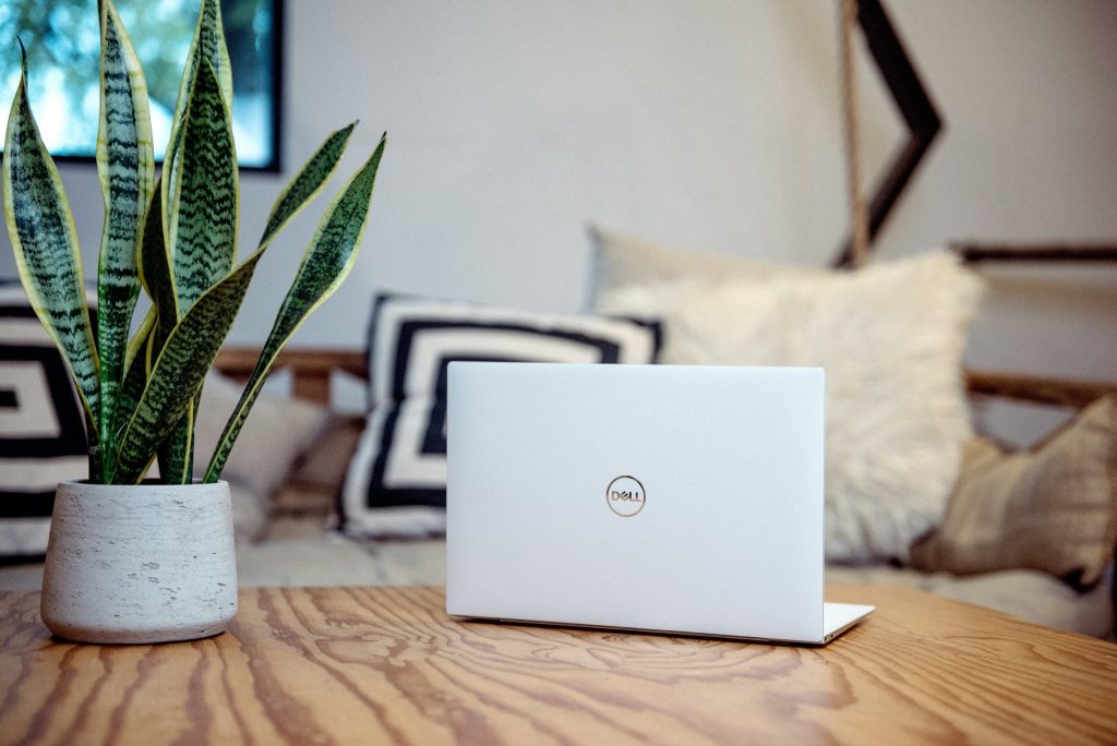 Laptop unter 1.500 Euro – schlankes Premium-Notebook auf dem Schreibtisch