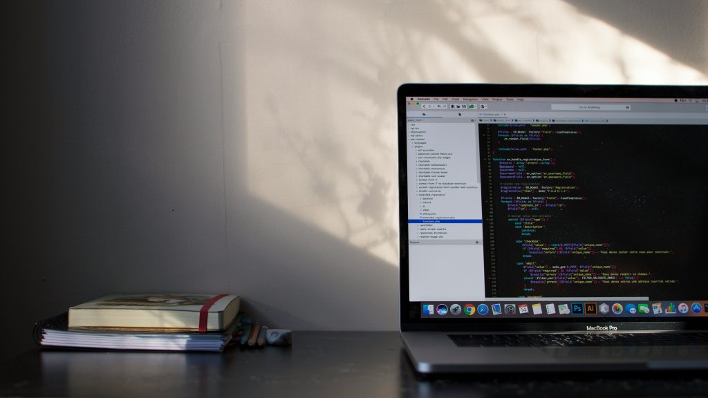 Laptop zum Programmieren – Notebook am Entwickler-Arbeitsplatz