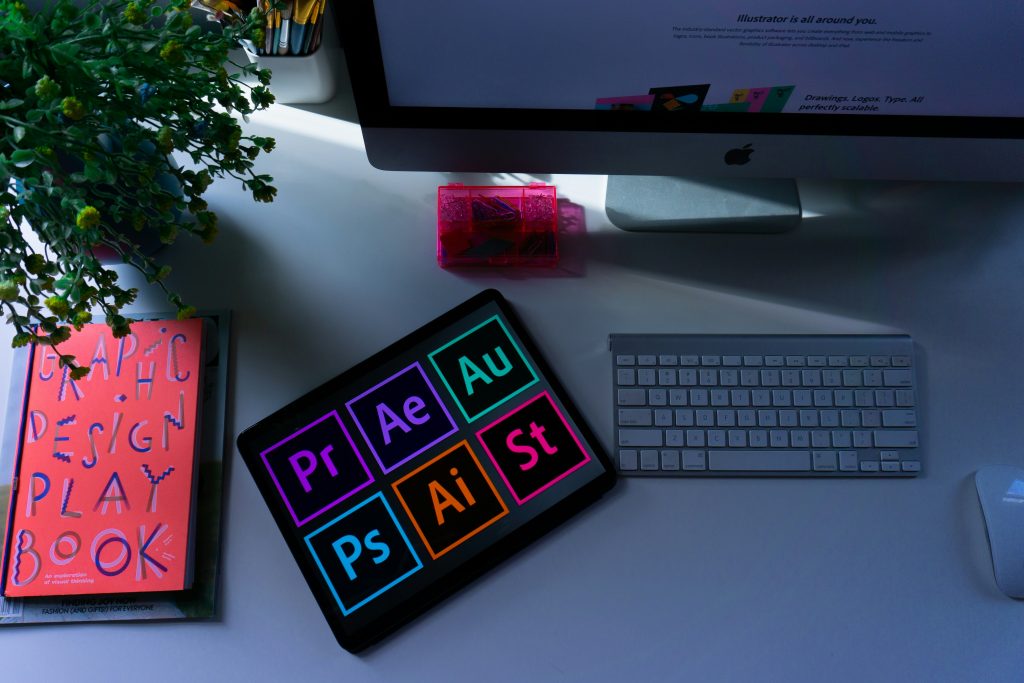 Laptop für Grafikdesign – Notebook mit Grafikprogramm und Zeichenstift