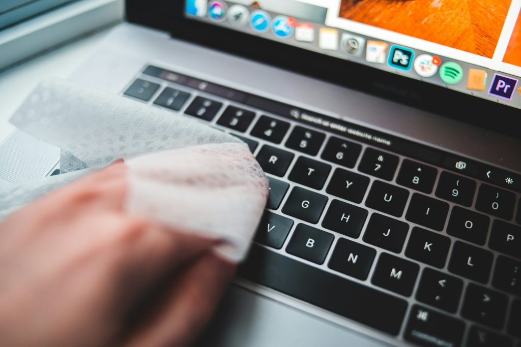 Laptop reinigen – Mikrofasertuch auf einer Notebook-Tastatur
