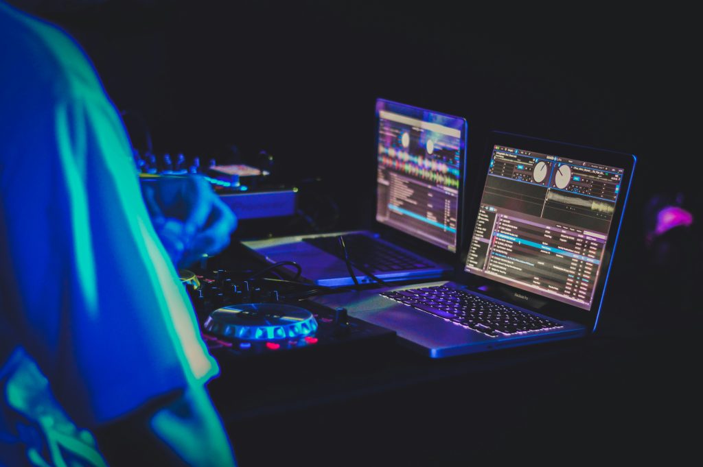 Laptop für Musikproduktion – Notebook mit DAW neben Audio-Interface