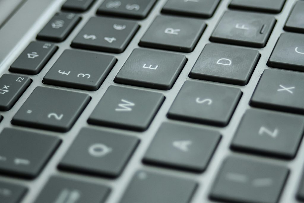 Laptop-Tastatur reinigen – Tastatur wird mit Tuch und Pinsel gesäubert