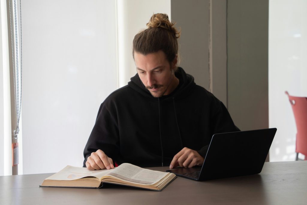 Laptop für Schüler – Notebook auf dem Schreibtisch mit Schulheften