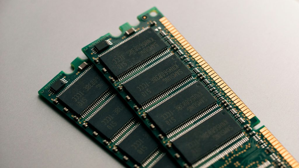 Laptop-RAM aufrüsten – Arbeitsspeicher im geöffneten Notebook