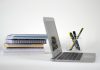 Laptop fürs Homeoffice – Notebook am Schreibtisch mit Monitor