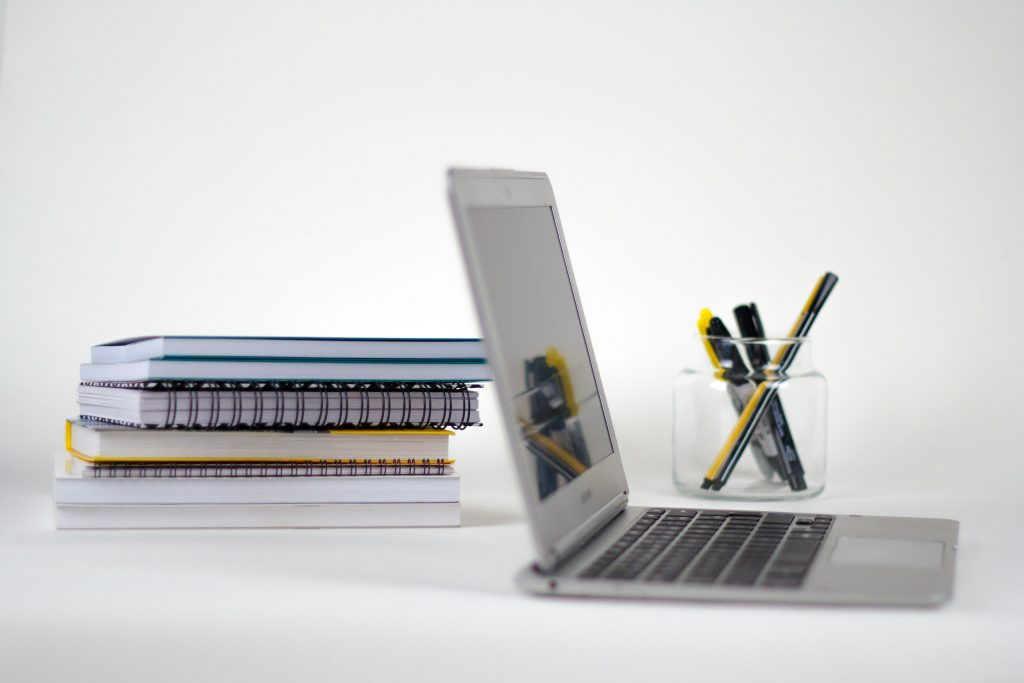 Laptop fürs Homeoffice – Notebook am Schreibtisch mit Monitor