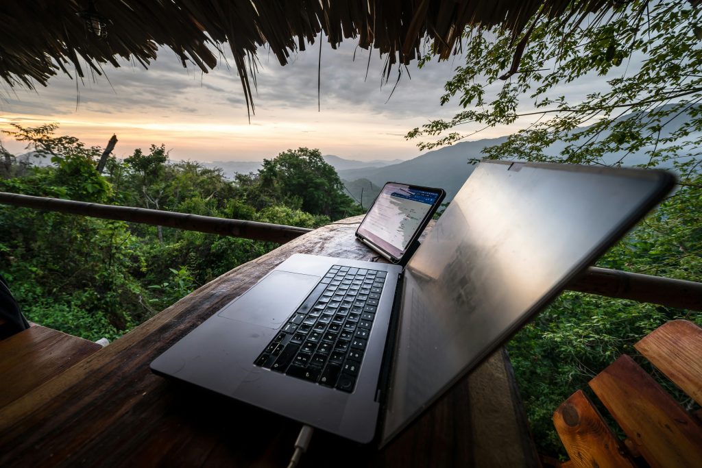 Laptop-WLAN verbindet sich nicht – Notebook mit WLAN-Symbol auf dem Bildschirm