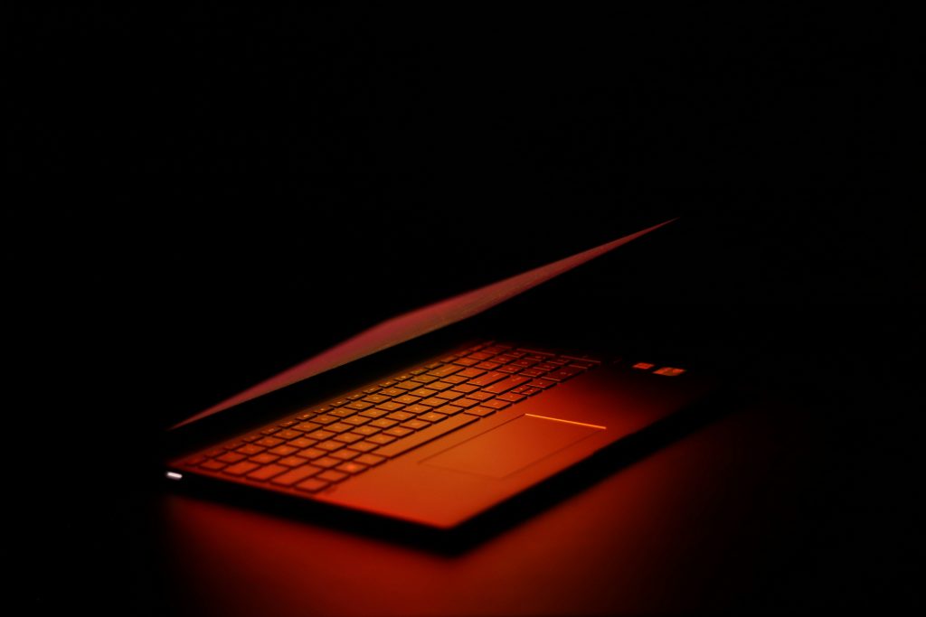 Laptop wird heiß – Notebook mit Lüftungsschlitzen auf dem Tisch