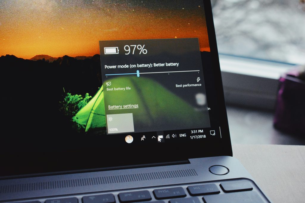Laptop-Akku lädt nicht – Notebook mit angeschlossenem Netzteil