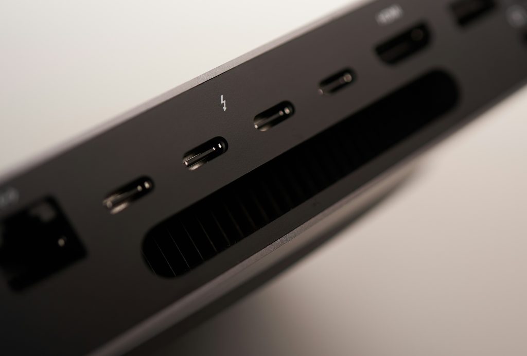 Docking Station für den Laptop – Schreibtisch mit Notebook und zwei Monitoren