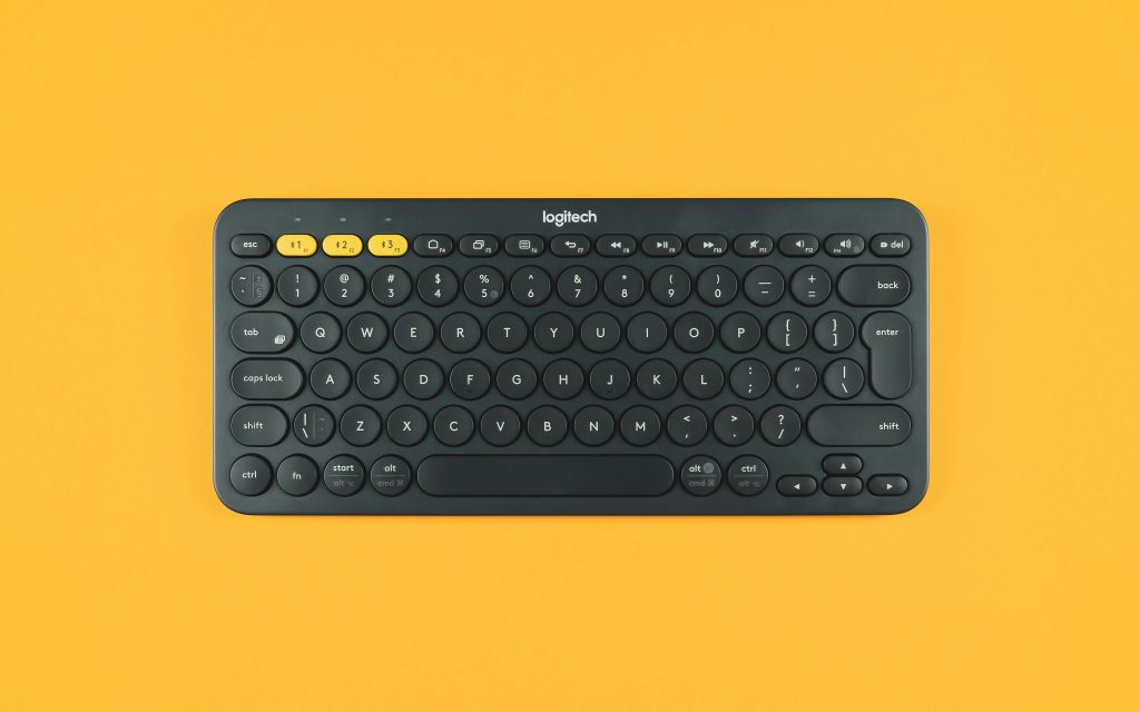 Laptop am Black Friday – aufgeklapptes Notebook mit Angebotsschild