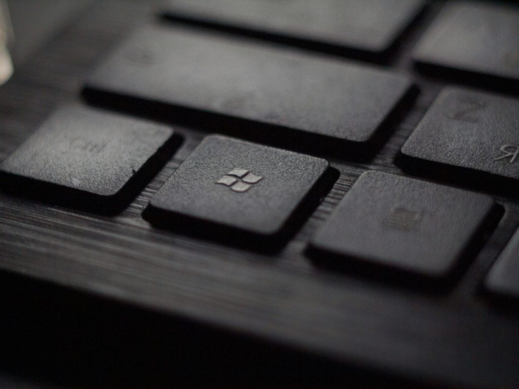 MacBook oder Windows-Laptop – zwei Notebooks nebeneinander auf dem Tisch