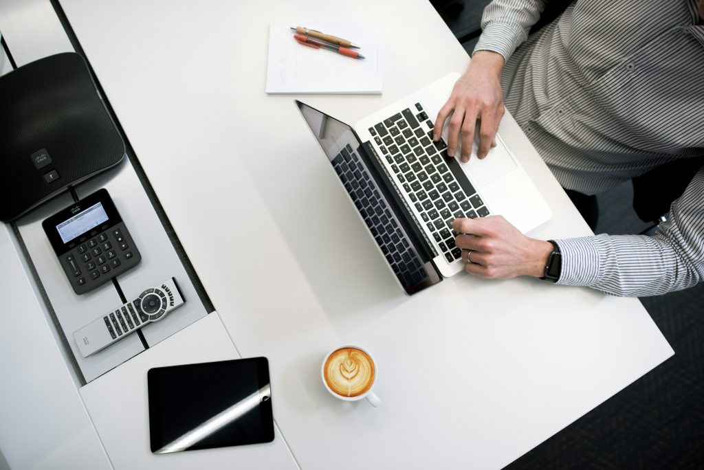 Business-Laptop – Notebook im Büro auf dem Schreibtisch