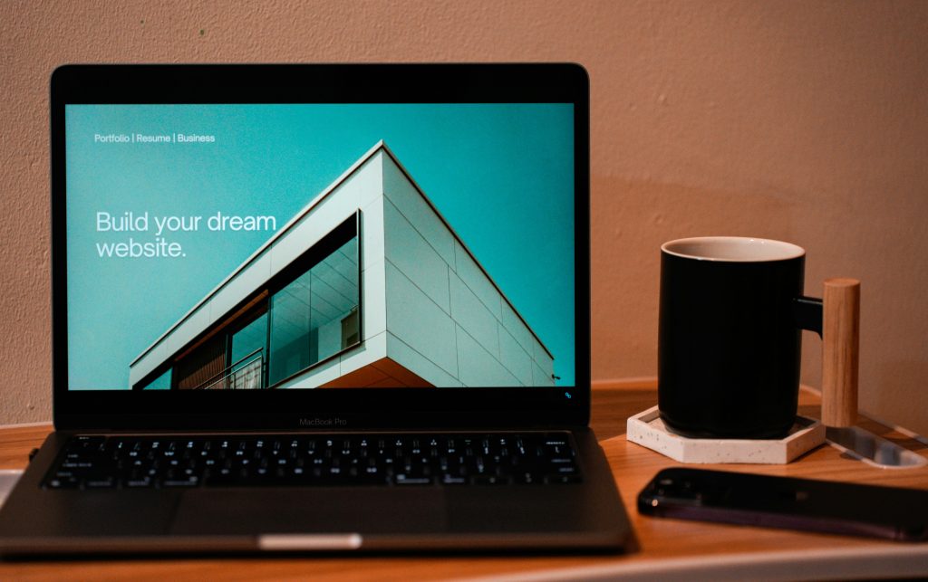 Laptop für Architektur – Notebook mit CAD-Grundriss auf dem Bildschirm