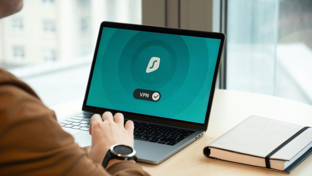 Internet am Laptop langsam – Notebook mit WLAN-Router im Hintergrund