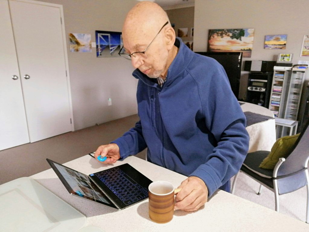 Laptop für Senioren – älterer Mensch arbeitet entspannt am Notebook