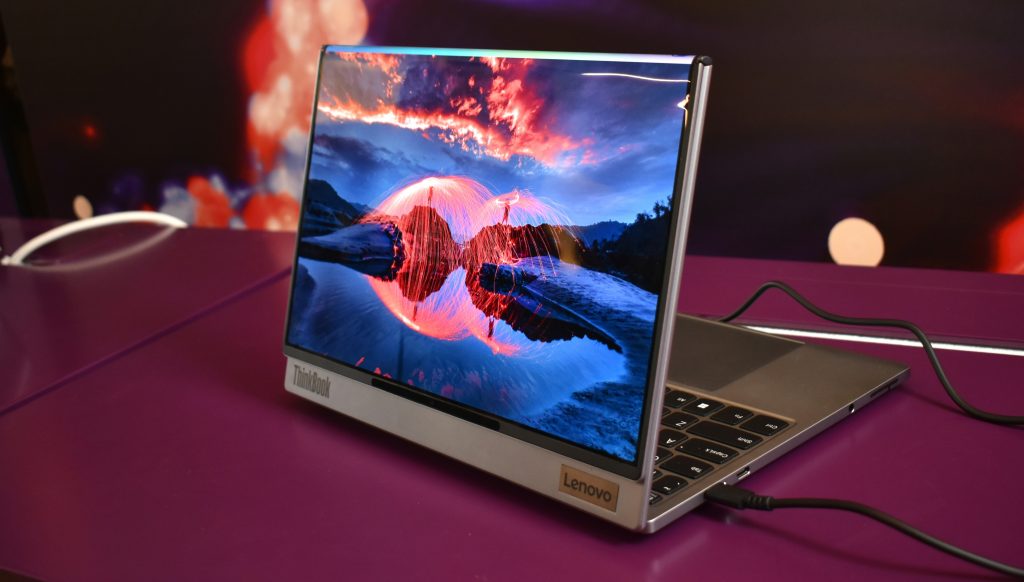 Bester Lenovo-Laptop – aufgeklapptes Lenovo-Notebook auf dem Schreibtisch