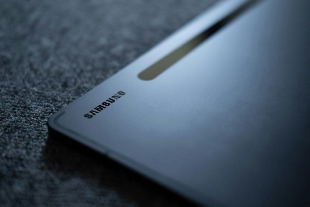 Bester Samsung-Laptop – schlankes Notebook auf dem Schreibtisch