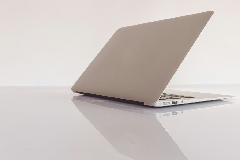Laptop für Schüler unter 300 Euro – Notebook auf dem Schreibtisch