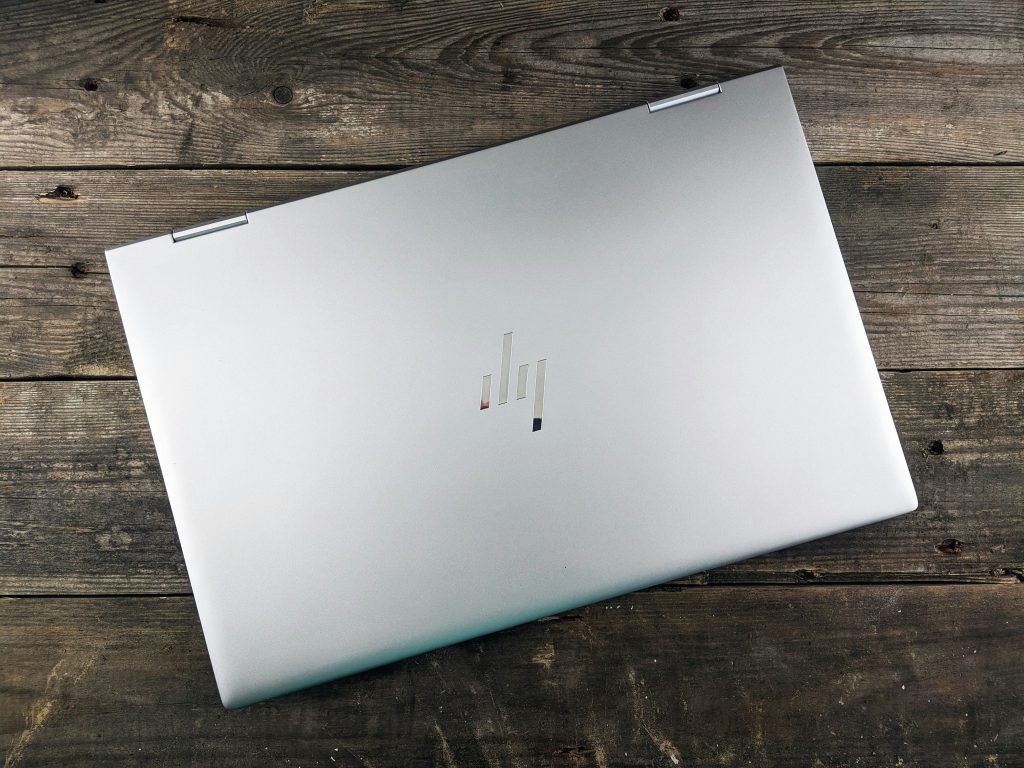 Bestes HP Laptop – aufgeklapptes HP-Notebook auf dem Schreibtisch