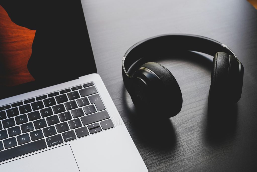 Kopfhörer für den Laptop – Headset neben einem Notebook