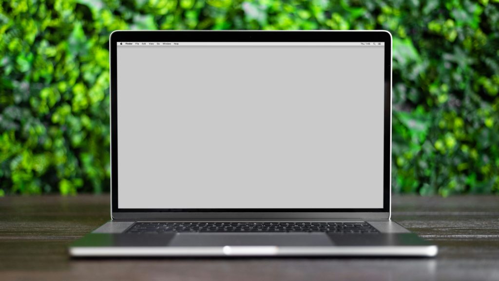 Laptop-Garantie – defektes Notebook mit Kaufbeleg auf dem Tisch