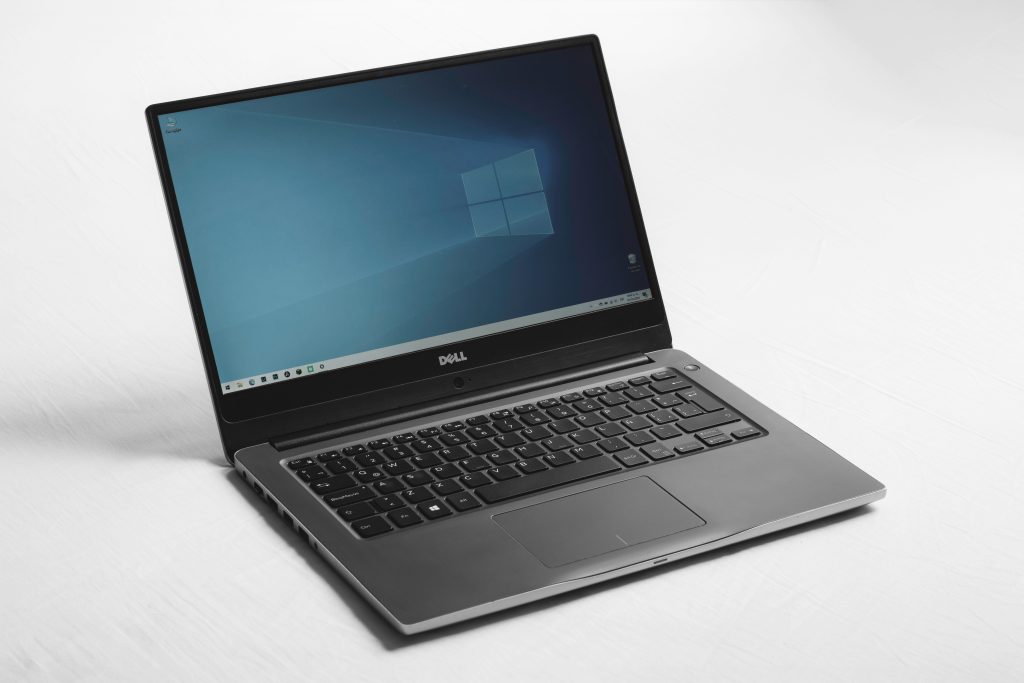 Laptop unter 800 Euro – Notebook auf dem Schreibtisch