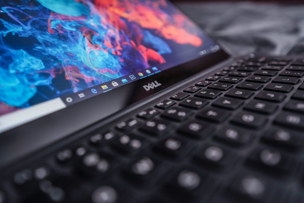 Bester Dell-Laptop – aufgeklapptes Dell-Notebook auf dem Schreibtisch