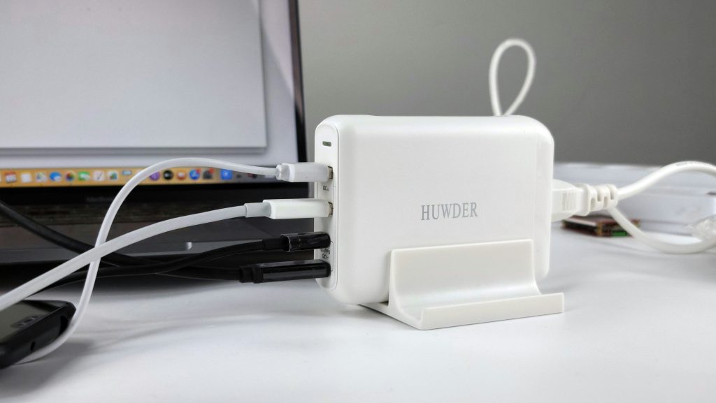 Laptop schneller laden – Notebook am Ladekabel