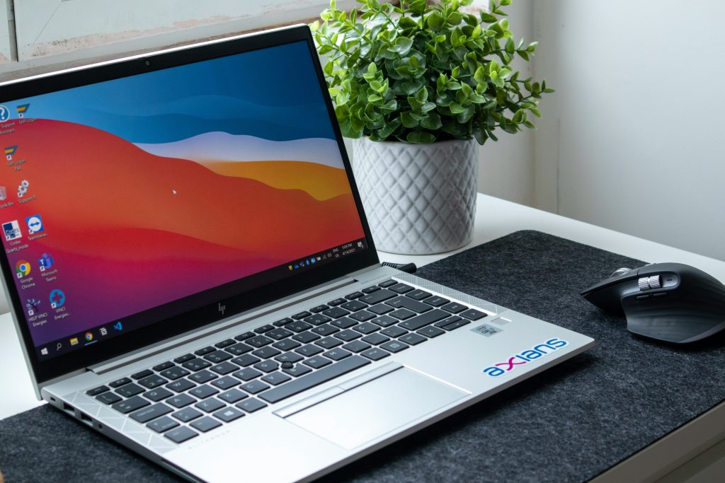 Laptop unter 300 Euro – günstiges Notebook auf dem Tisch