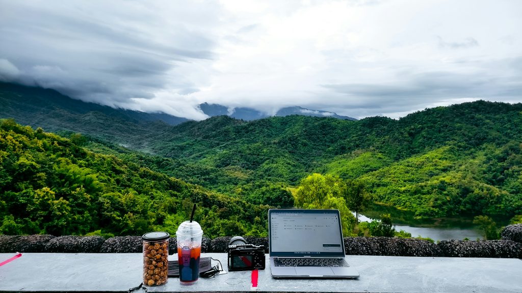 Laptop für Reisen – leichtes Notebook im Zug unterwegs
