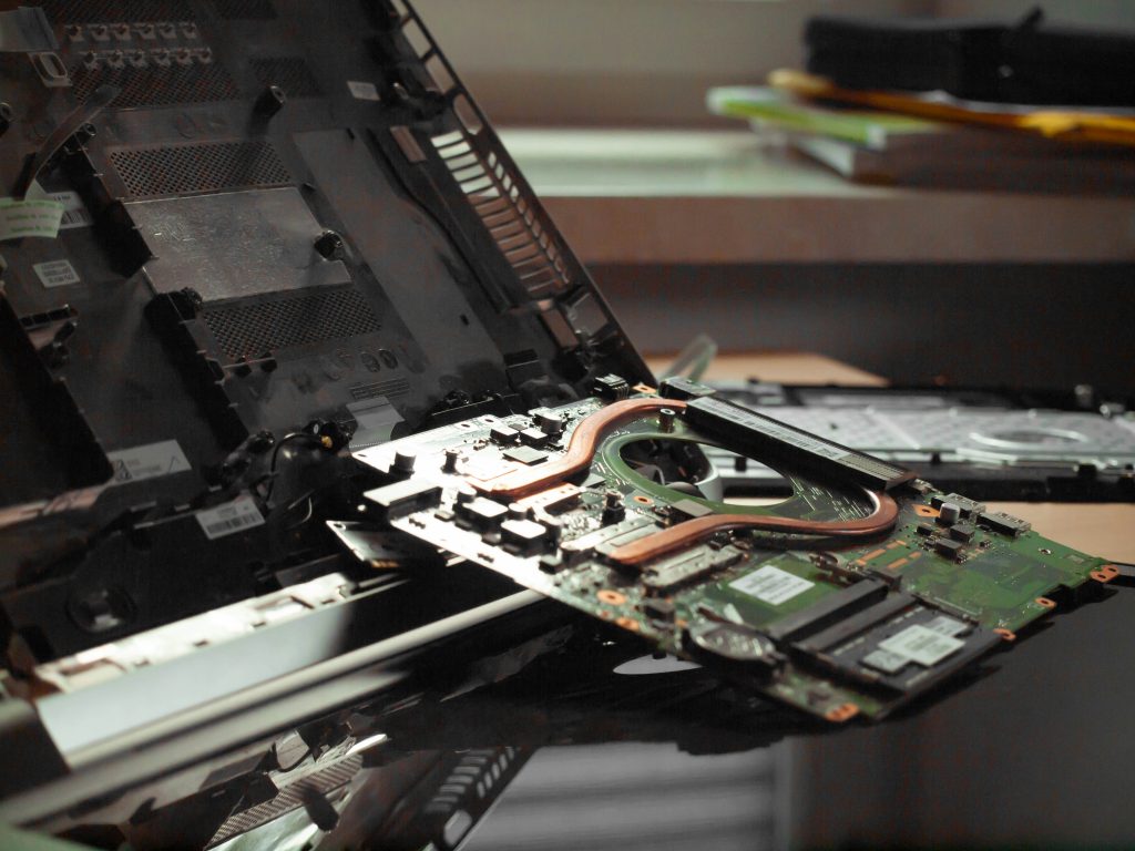 Laptop-Lüfter reinigen – geöffnetes Notebook mit Lüfter