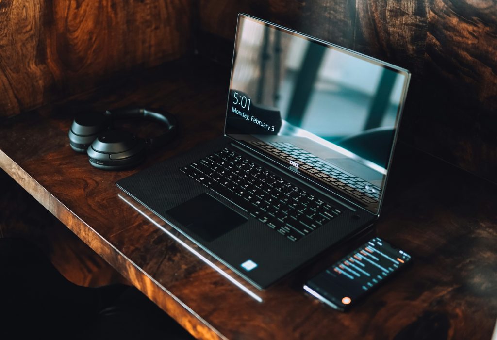 Bluetooth am Laptop funktioniert nicht – Notebook mit Kopfhörern und Maus