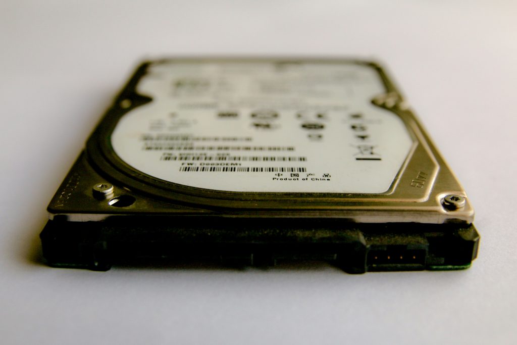 Laptop-Festplatte defekt – aufgeklapptes Notebook auf dem Tisch
