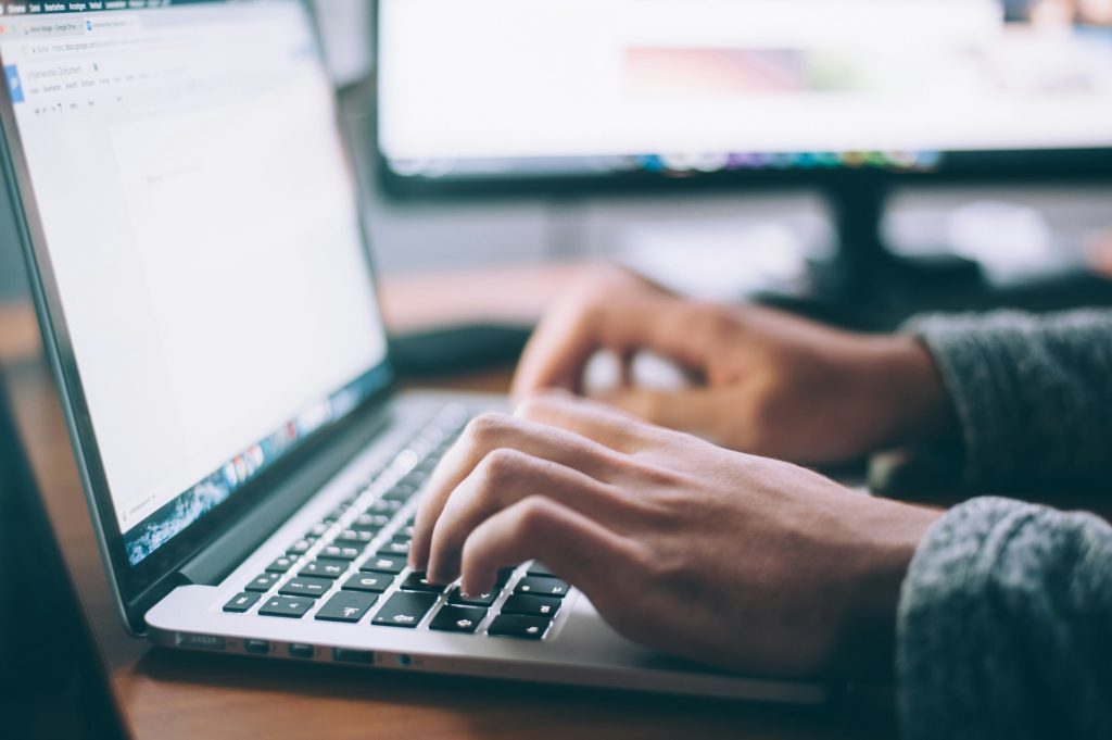Laptop fürs Medizinstudium – Notebook mit Lernunterlagen auf dem Tisch