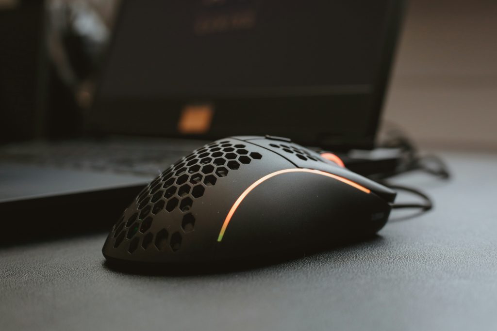 Laptop-Maus – kabellose Maus neben einem Notebook
