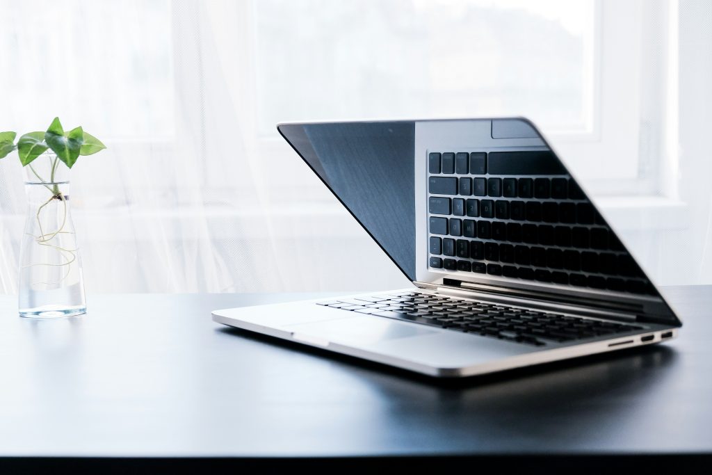 Laptop für Lehrer – Notebook auf dem Lehrerpult im Klassenzimmer