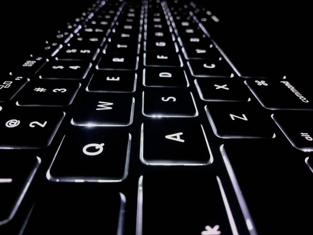 Laptop-Tastatur funktioniert nicht – Nahaufnahme einer Notebook-Tastatur